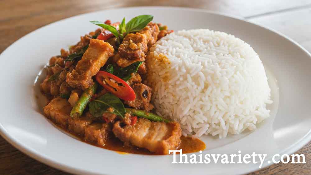 วิธีทำข้าวราดผัดพริกแกงหมูกรอบ เมนูอาหารตามสั่งรสจัดจ้าน